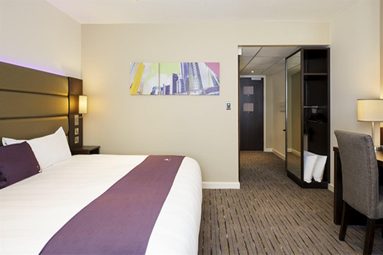 Premier Inn Premier Inn Bagshot Exterior foto
