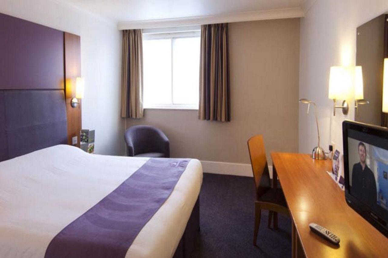Premier Inn Premier Inn Bagshot Exterior foto